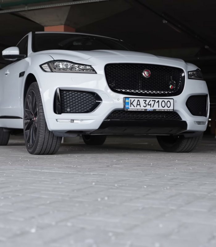 Донат на авто Jaguar F-Pace для військових