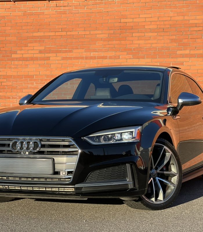 Чорний Audi S5 в подарунок