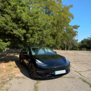Автомобіль Tesla Model 3 для захисників