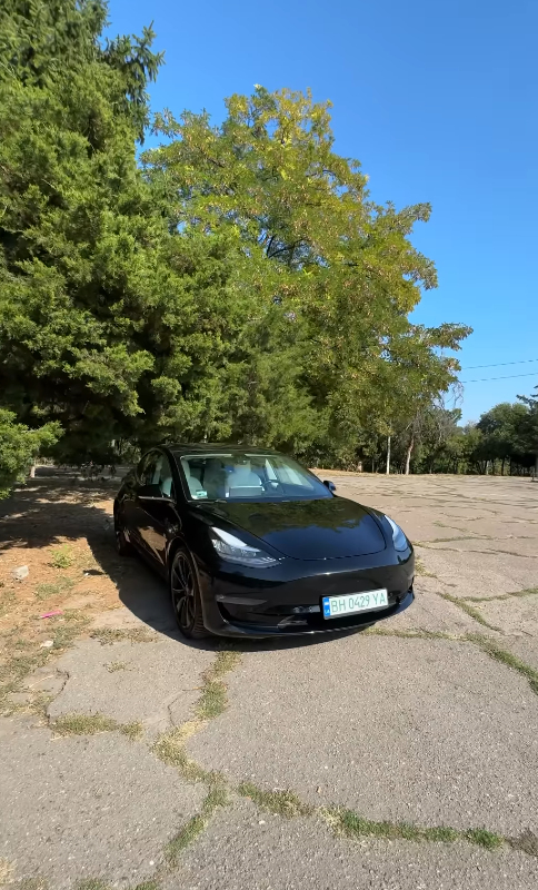 Автомобіль Tesla Model 3 для захисників