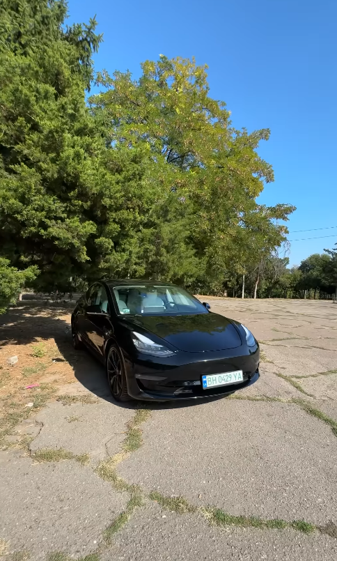 Автомобіль Tesla Model 3 для захисників