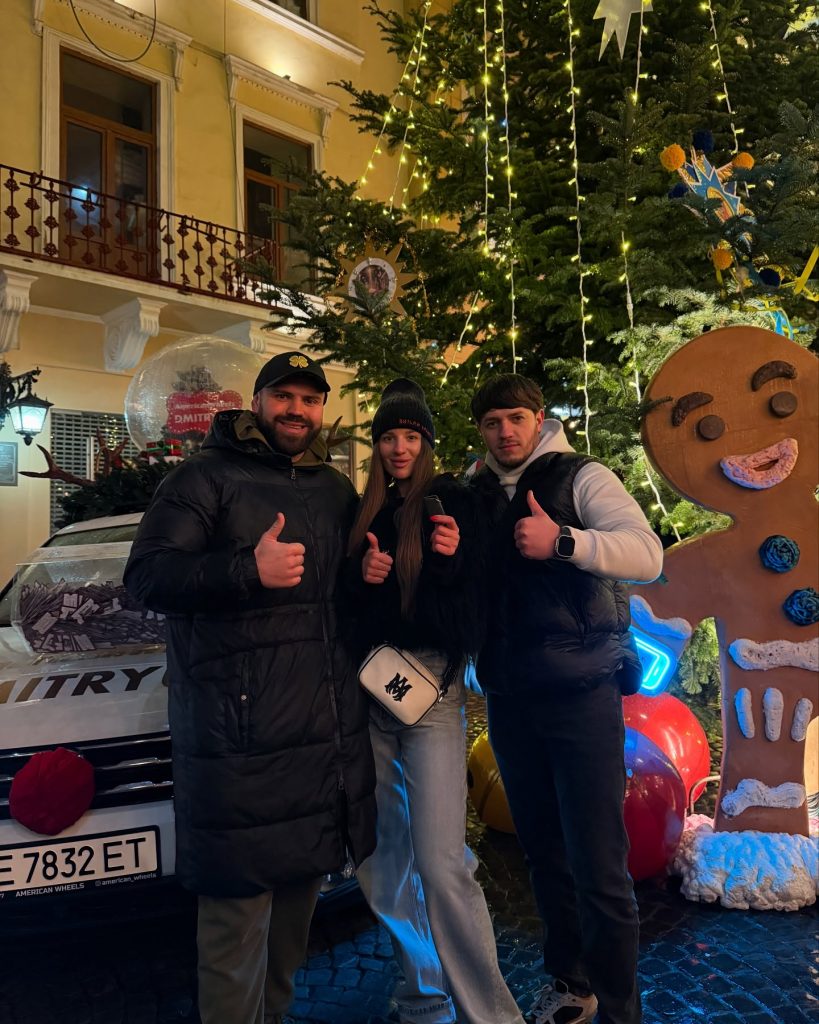 Переможниця Каріна отримує ключі від Volkswagen Tiguan під час офлайн-розіграшу.