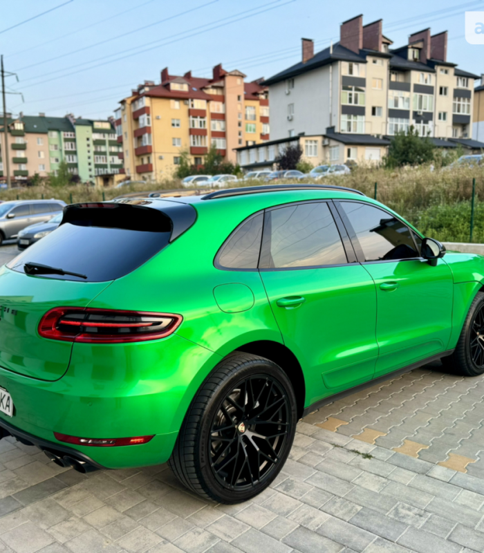 Porsche Macan розіграш авто на Новий рік